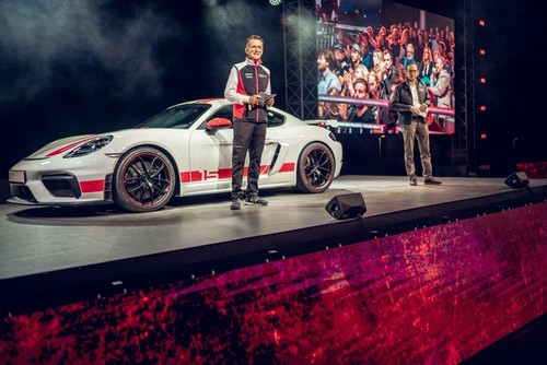 Alexander Pollich, Geschäftsführer Porsche Deutschland und Alexander Fabig, Leiter Individualisierung und Classic Porsche, präsentieren die 718 Cayman GT4 Sports Cup Edition beim Sportscar-Together-Day (von links).