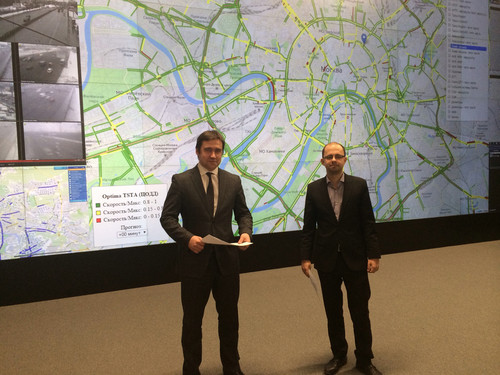 Alexander Polyakov (l.) und Alexander Gerasimov vom Moscow City Government - Center of Traffic Management präsentieren das Verkehrsmanagement mit PTV Optima.