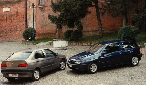 Alfa Romeo 145 (1994, rechts) und 146 (1995).