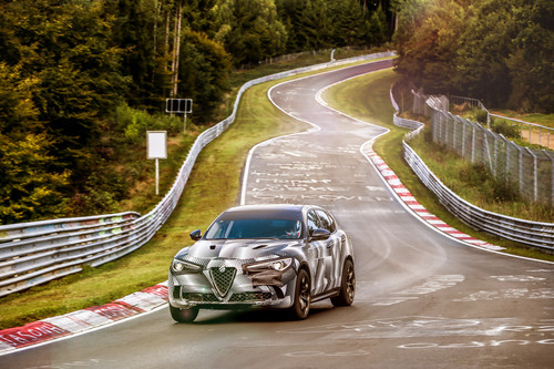 Alfa Romeo Stelvio beim Rundenrekord auf der Nürburgring-Nordschleife.