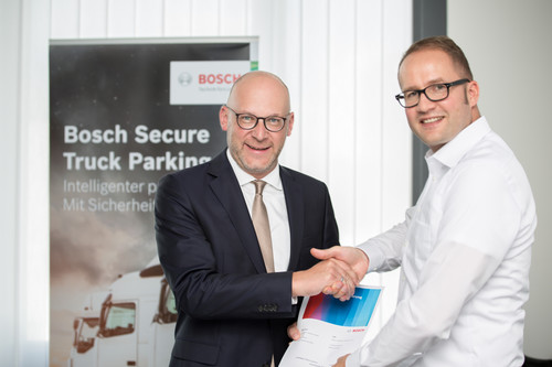 Allianz gegen den Lkw-Stellplatzmangel: Christoph Walter (l.) und Dr. Jan-Philipp Weers unterzeichnen strategische Partnerschaft.