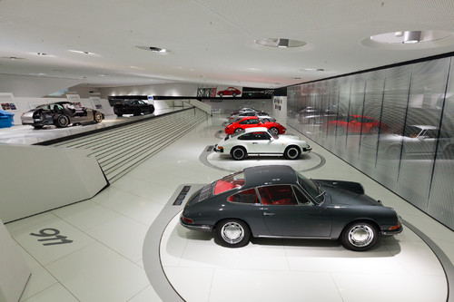 Als Auftakt für das Jahr 2012 wird die neue 911-Generation im Rahmen einer großen Sonderausstellung vom 31. Januar bis 20. Mai 2012 unter dem Motto 201EIdentität 911201C im Porsche-Museum vorgestellt.