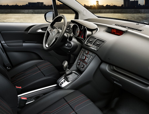 Als Jubiläumsmodell „150 Jahre Opel“ bietet der Meriva einem Preisvorteil von bis zu 1850 Euro und unter anderem spezielle Sitzpolster in einer Kombination aus Stoff und der Ledernachbildung Morrocana.