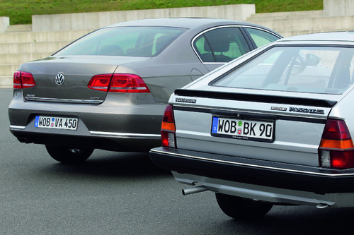 Alter Volkswagen Passat Formel E (rechts) und aktueller Volkswagen Passat Blue Motion.