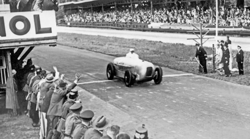 Am 22. Mai 1932 gewann Manfred von Brauchitsch das Avus-Rennen in Berlin auf Mercedes-Benz SSKL mit Stromlinienkarosserie und stellt dabei mit einer Durchschnittsgeschwindigkeit von 194,4 km/h über eine Distanz von 200 Kilometern einen Klassenweltrekord auf.
