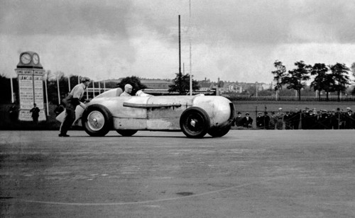 Am 22. Mai 1932 gewann Manfred von Brauchitsch das Avus-Rennen in Berlin in einem Mercedes-Benz SSKL mit Stromlinienkarosserie.