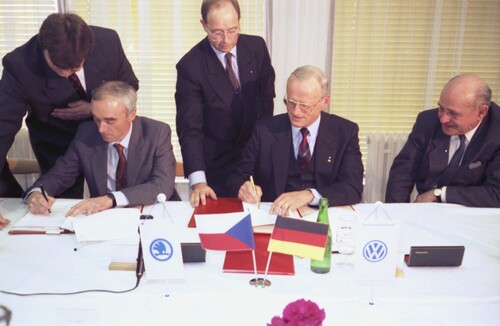 Am 28. März 1991 unterschrieben der tschechische Industrieminister Jan Vrba und VW-Konzernvorstandsvorsitzender Carl H. Hahn (r.) den Vertrag über die Gründung eines Joint Ventures zur Produktion von Skoda-Fahrzeugen. Vertragspartner sind die Tschechische Republik und der Volkswagen-Konzern.