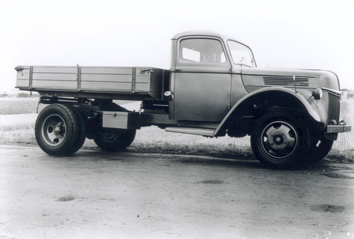 am 4. Mai 1931 läuft in Köln der erste Ford vom Band, ein Lkw, der anschlißenend auf Werbetournee geht.