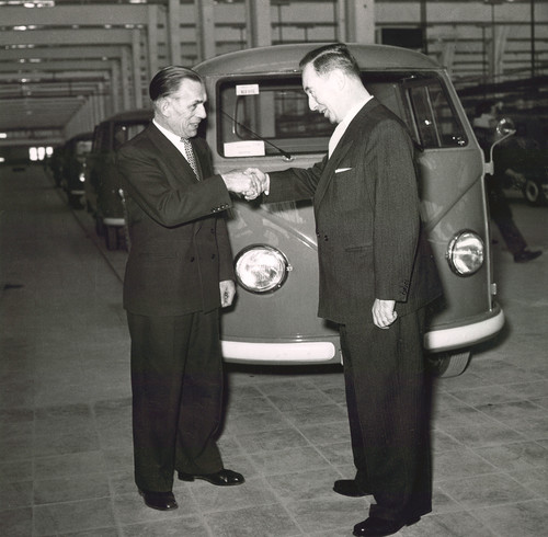 Am 8. März 1956 übergibt Werksleiter Otto Höhne (links) den ersten in Hannover gefertigten Bulli an den Volkswagen-Händler Willi Dost aus Hildesheim.