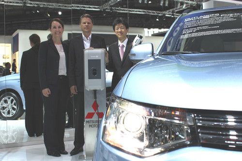 Am IAA-Stand (von links): Programm-Manager Franziska Schuth (Vattenfall), Projektleiter E-Mobility Ulf Schulte (Vattenfall) und Mitsubishi-Geschäftsführer Takuro Miki.
