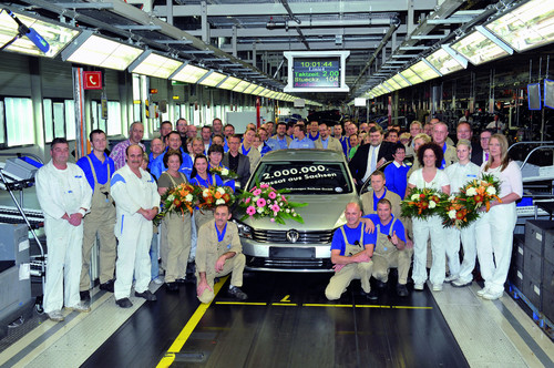 Am Tag der Markteinführung des neuen Modells lief bei Volkswagen Sachsen in Zwickau der zweimillioste in Sachsen montierte Passat vom Band.