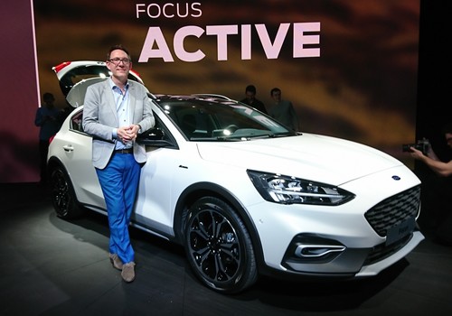 Amko Leenarts, Chefdesigner von Ford Europe, mit dem Focus Active.