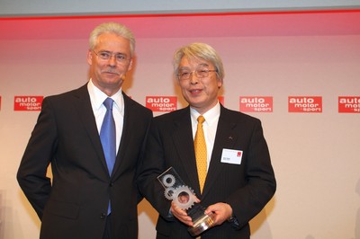 AMS-Chefredakteur Bernd Ostmann überreichte den Paul-Pietsch-Preis für Automobiltechnik und -design an den Mitsubish-Vorstand für Entwicklung und Strategie, Gayu Uesugi.
