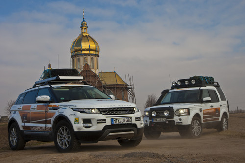 An der „Journey of Discovery“ nehmen neben dem Jubiläumsfahrzeug weitere Land Rover Discovery und mehrere Range Rover Evoque teil.