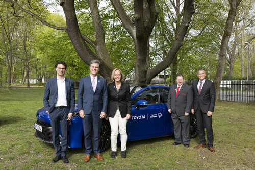 André Schmidt, Geschäftsführer von Toyota Deutschland, mit den Special-Olympics-Vertretern Ian Harper, Christiane Krajewski, Timothy Shriver und Sven Albrecht (von rechts) an einem Mirai.

