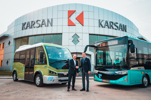 Andreas Haller, Vorstand der Quantron AG, und Muzaffer Arpacıoğlu, stellvertretender Generaldirektor von Karsan Commercial Affairs mit Karsan-Kleinbus Jest Electric und Bus Atak Electric (von links).