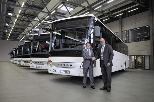 Andreas Kultscher (rechts), Geschäftsführer der Regionalbus Leipzig, übernimmt von Hermann Fröhlich, Leiter der Setra-Vertriebsregion Nord/Ost, acht Setra Multi Class.