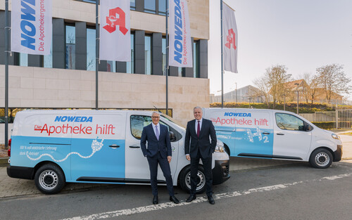 Andreas Kunkat, Leiter Großkunden Stellantis Deutschland (rechts), übergibt Noweda-Vorstand Karl J. Paulweber einen Vivaro-e und einen Vivaro-e Hydrogen.