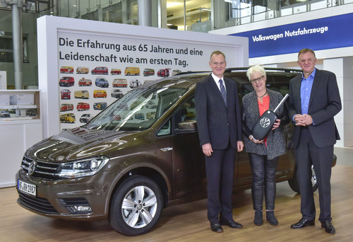 Andreas Renschler (CEO Volkswagen Truck &amp; Bus GmbH) und Dr. Eckhard Scholz (Vorsitzender des Markenvorstands Volkswagen Nutzfahrzeuge) haben heute im Kundencenter von Volkswagen Nutzfahrzeuge in Hannover das Fahrzeug an Martina Neubauer (1. Vorsitzende des Vereins „Chance zum Leben-ALS e.V) übergeben.