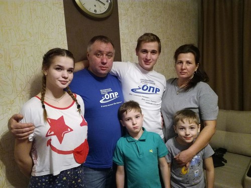 Andrej Bazhutin mit seiner Familie.
