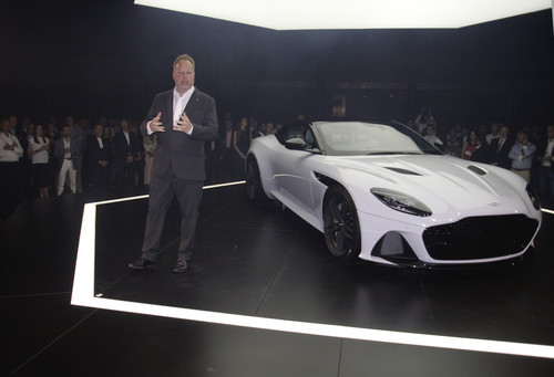 Andy Palmer präsentiert den Aston Martin DBS Superleggera.