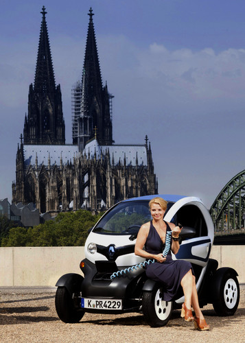 Anette Frier fährt Renault Twizy.