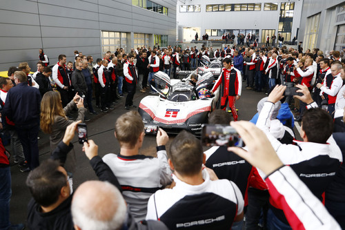 Ankunft: Die letzte Fahrt führte die beiden Porsche 919 Hybrid ins Museum des Sportwagenherstellers in Zuffenhausen.