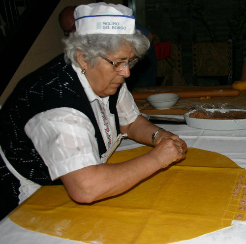 Anna-Maria zeigt, wie kleine Ravioli hergestellt werden.