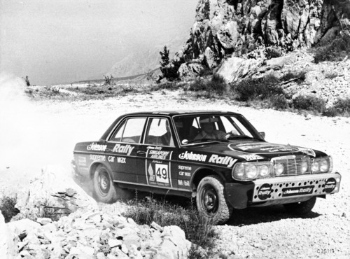Anthony Fowkes und sein Beifahrer Peter O’Gorman kommen 1977 bei der „London to Sydney Rally“ auf Platz 2 ins Ziel.