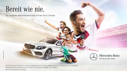 Anzeigenmotiv der Mercedes-Benz-Kampgane „Bereit wie nie“ mit der  Fußballnationalmannschaft zur neuen C-Klasse.