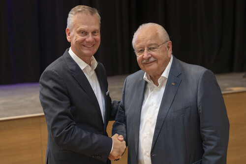 Arne Joswig (l.) ist neuer Präsident des Zentralverbands Deutsches Kraftfahrzeuggewerbe und Nachfolger von Jürgen Karpinski (r.), der zum Ehrenpräsidenten ernannt wurde.