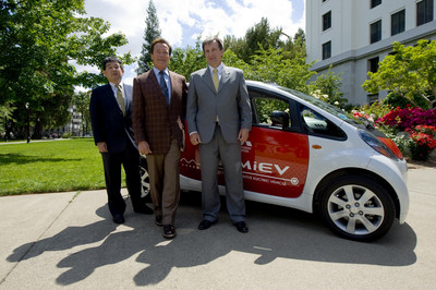 Arnold Schwarzenegger (Mitte) mit Yoichi Yokozawa (links) und Dave Patterson von Mitsubishi Motors North America vor dem i-MiEV.