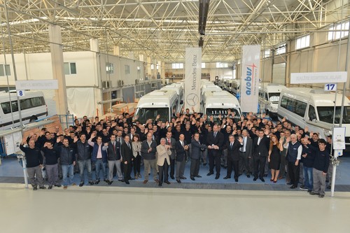 Arobus-Mitarbeiter feiern den 11 111sten Kleinbus auf Basis des Mercedes-Benz Sprinter.