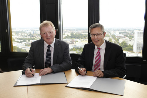 ASG-Geschäftsführer Karl-Heinz Kroha (links) und VKB-Vorstandsmitglied Dr. Robert Heene besiegeln die neue Kooperation.