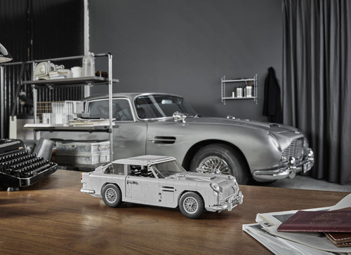 Aston Martin DB 5 von Lego aus dem James-Bond-Film „Goldfinger“ und das Originalfahrzeug.
