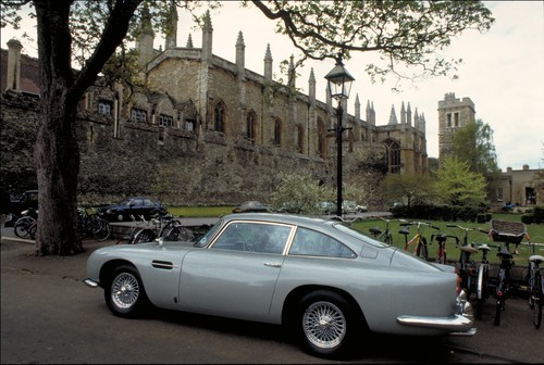 Aston Martin DB5 aus dem James-Bond-Streifen „Goldfinger“ (1964).