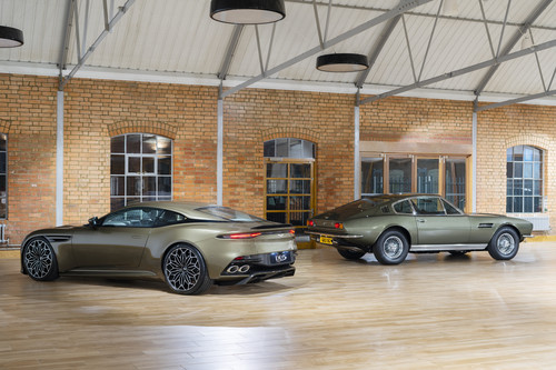 Aston Martin DBS Superleggera Special Edition „On Her Majesty’s Secret Service“ und das Vorbild von 1969.