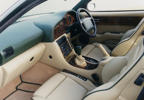 Aston Martin V8 Vantage (1992–1999).