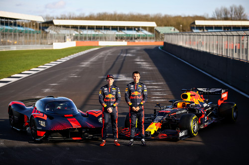 Aston Martin Valkyrie und Aston Martin Red Bull Racing RB16 mit Max Verstappen und Alex Albon (rechts).