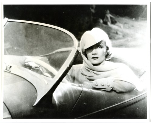 Auburn-Fahrerin Marlene Dietrich..
