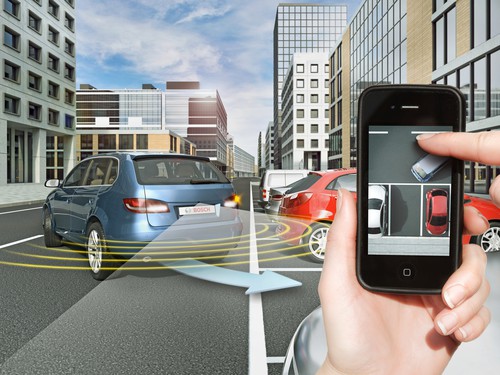 Auch daran arbeitet Bosch: In Zukunft können Autos über Smartphone oder Tablet-Computer von außen auch in sehr enge Parklücken rangiert werden.