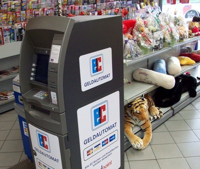 Auch das gehört zum Service der Tankstellen: Geldautomaten ermöglichen einen schnellen Bargeldzugriff direkt am Einkaufsort.