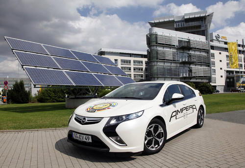 Auch der Opel Ampera wird am Werk in Rüsselsheim mit erneuerbarer Energie versorgt. Ein sogenannter „Solar Mover“ erzeugt Sonnenstrom. Er wird in das elektrische Netz des Adam-Opel-Hauses (im Bild) eingespeist, das auch die beiden Strom-Tankstellen für die Ampera-Flotte versorgt.