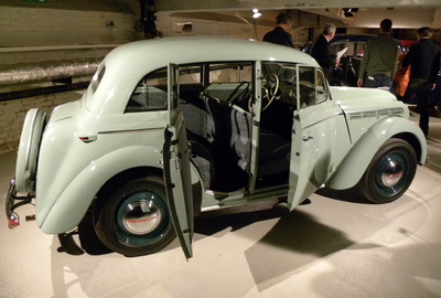 Auch der Opel Kadett von 1938 hatte schon  hinten angeschlagene Hecktüren.