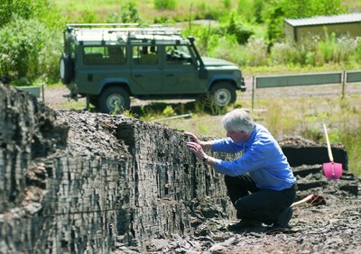 Auch in der Grube Messel nahe Darmstadt, dem ersten UNESCO-Weltnaturerbe Deutschlands, ist derzeit ein Land Rover Defender bei Ausgrabungen im Einsatz. 