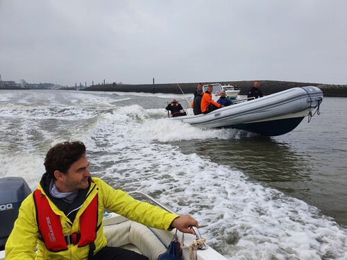Auch Schauspieler Lenn Kudrjawizki half bei der von Hyundai unterstützten Aktion zur Bergung herrenloser Fischernetze vor Norderney mit.