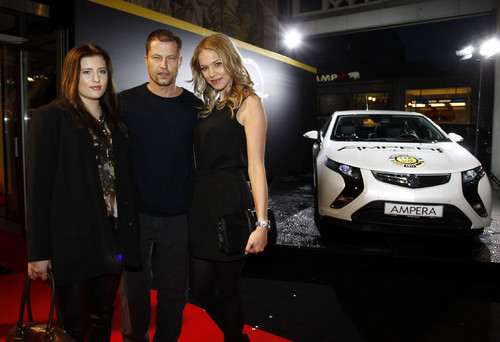 Auch Till Schweiger mit Freundin Svenja Holtmann und Tochter Luna wurden im Opel Ampera zum Jupiter Awrad chauffiert.