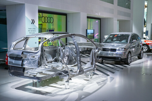 Audi A2 und Schnittmodell in der Ausstellung „Ahead – Stories of Transformation“ der Berliner Konzernrepräsentanz  von Volkswagen.