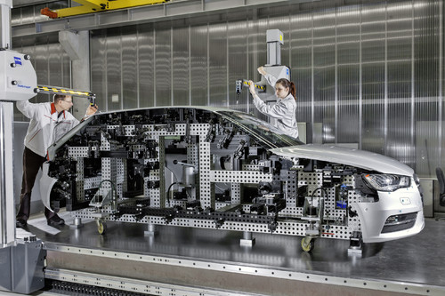 Audi A3: Am Außen-Meisterbock wir die Maßgenauigkeit der Teile kontrolliert.