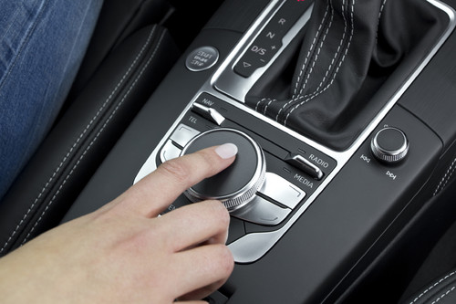 Audi A3: Die dunkle Fläche des Dreh-Drück-Stellers ist nun das Touchpad für die Eingane von Schirft und Zahlen.